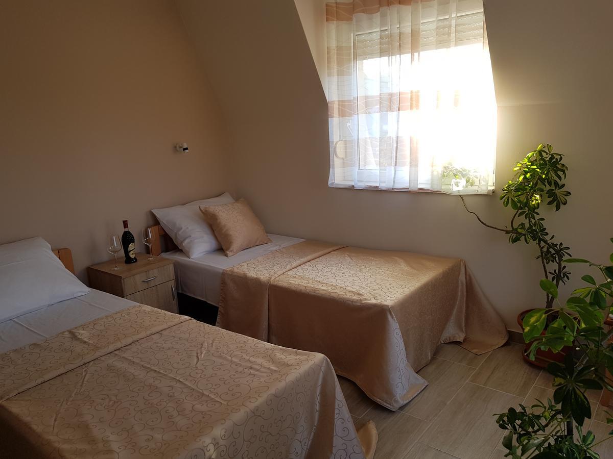 Fruskogorska Terasa Apartment โนวีซาด ภายนอก รูปภาพ